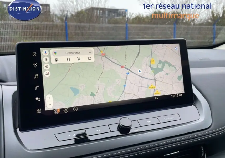 Vue rapprochée de l’écran tactile central du Nissan Qashqai noir perle métal 2025 affichant une carte de navigation.