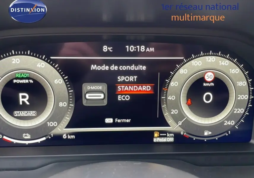 Tableau de bord numérique du Nissan Qashqai 2025 en mode de conduite standard, affichage vitesse et température.