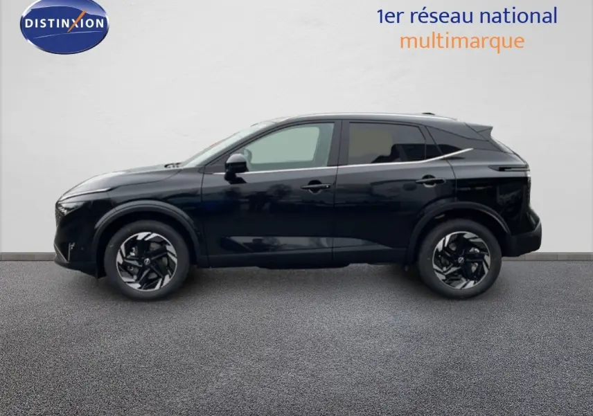 Vue de profil côté gauche d'un Nissan Qashqai noir perle métal 2025 avec jantes noires et toit noir.