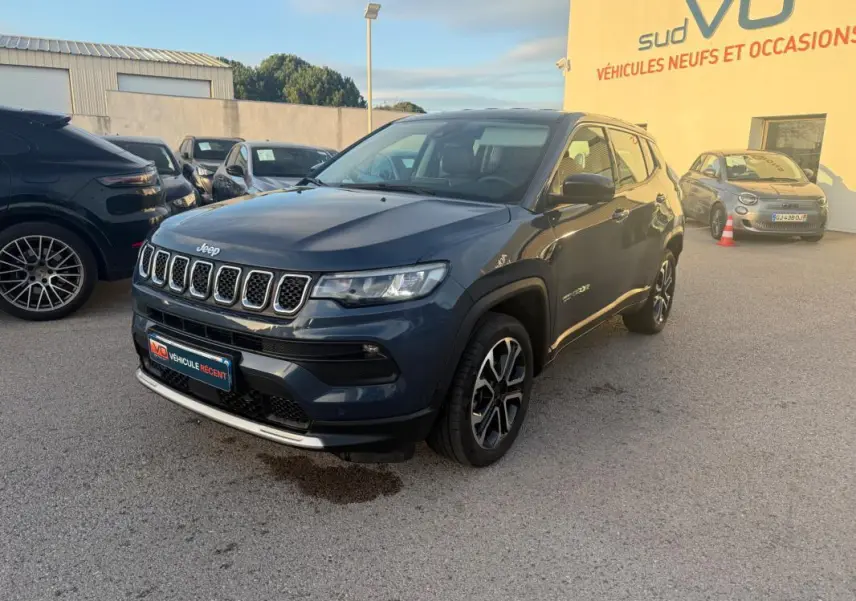 Vue 3/4 avant droite d'un Jeep Compass bleu 2024 avec jantes alliage 18 pouces, stationné en extérieur.