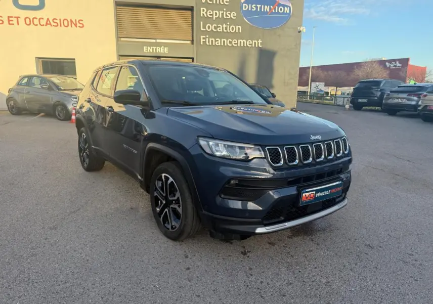 Jeep Compass bleu vue 3/4 avant droit, avec jantes alliage 18 pouces et calandre distinctive à sept fentes.