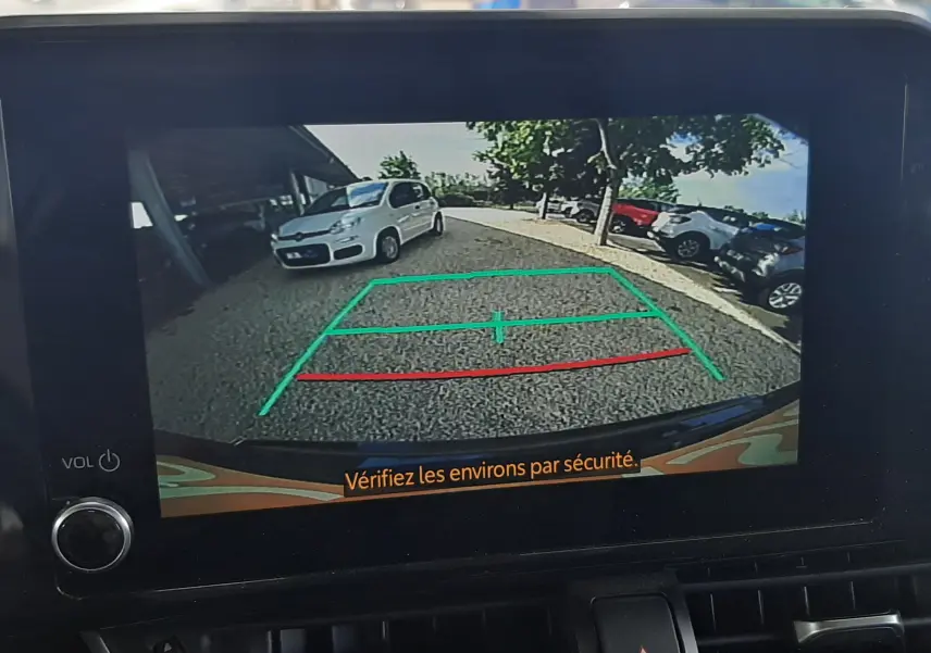 Écran de caméra de recul du Toyota C-HR noir 2023 montrant l'arrière avec lignes de guidage vertes et rouges.