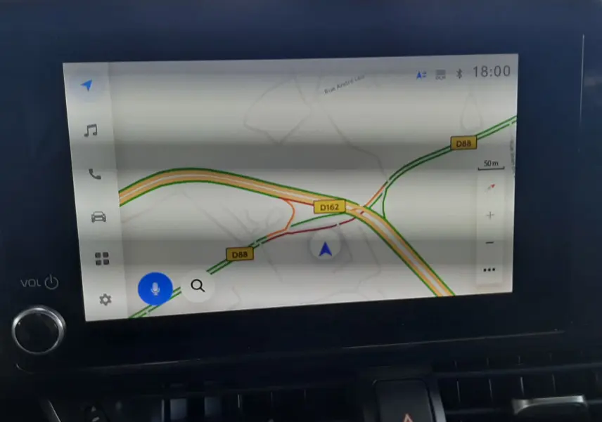 Écran tactile du système de navigation du Toyota C-HR 1.8 Hybrid 2023, affichant une carte routière en intérieur noir.