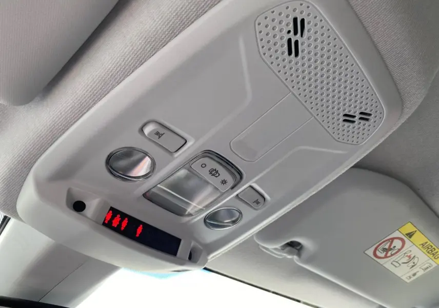 Plafonnier intérieur gris clair de l’Opel Corsa 2021 avec commandes d’éclairage et haut-parleurs intégrés.