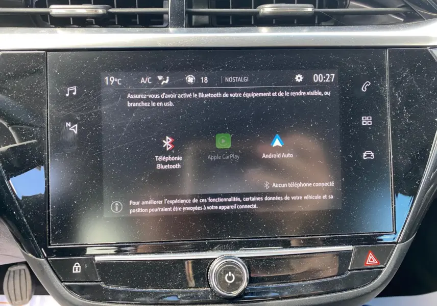 Écran tactile central de l’Opel Corsa bleu nautique 2021, affichant les options Apple CarPlay et Android Auto.