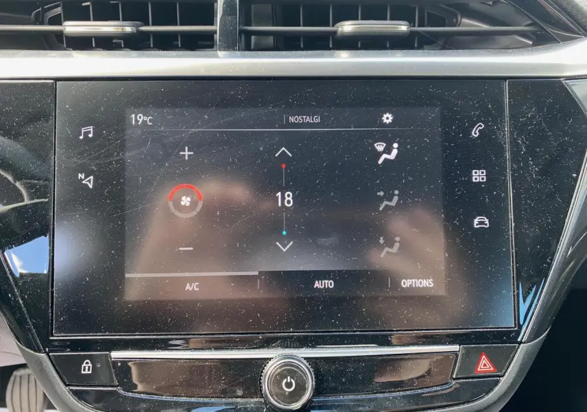 Écran tactile central de l’Opel Corsa bleu nautique 2021 affichant la climatisation automatique à 18°C.