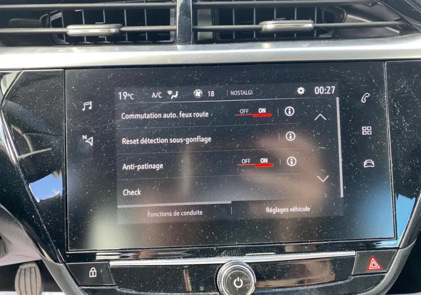 Vue rapprochée de la console centrale noire brillante de l’Opel Corsa 2021 avec écran tactile et commandes tactiles.