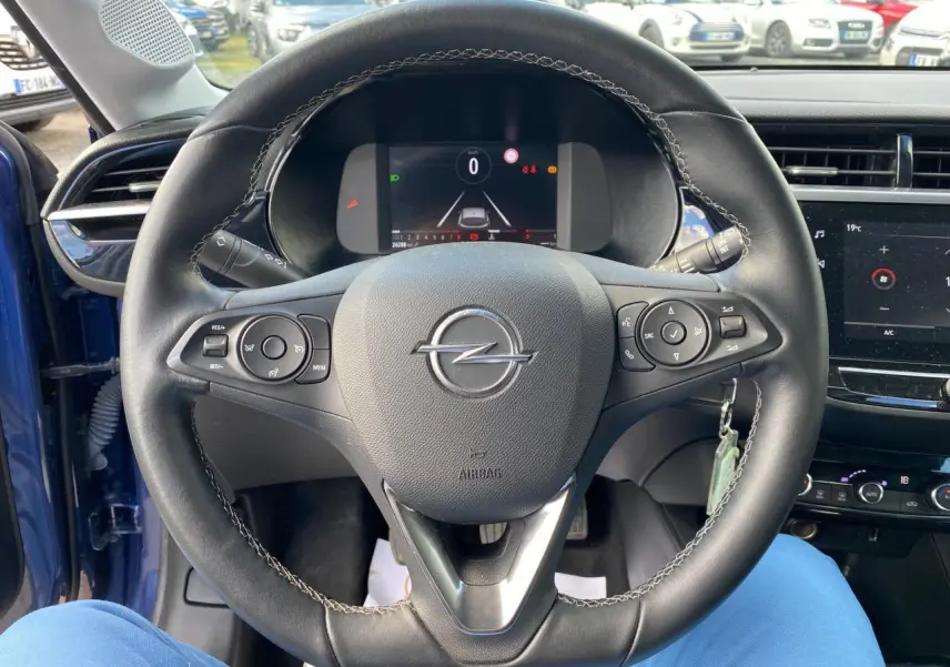 Volant en cuir multifonction de l’Opel Corsa bleu nautique, vue centrée sur le tableau de bord digital et commandes au volant.