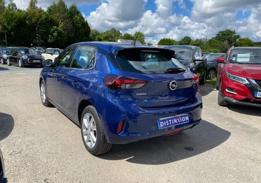 Vue 3/4 arrière d'une Opel Corsa bleu nautique garée en extérieur avec jantes alliage argentées.