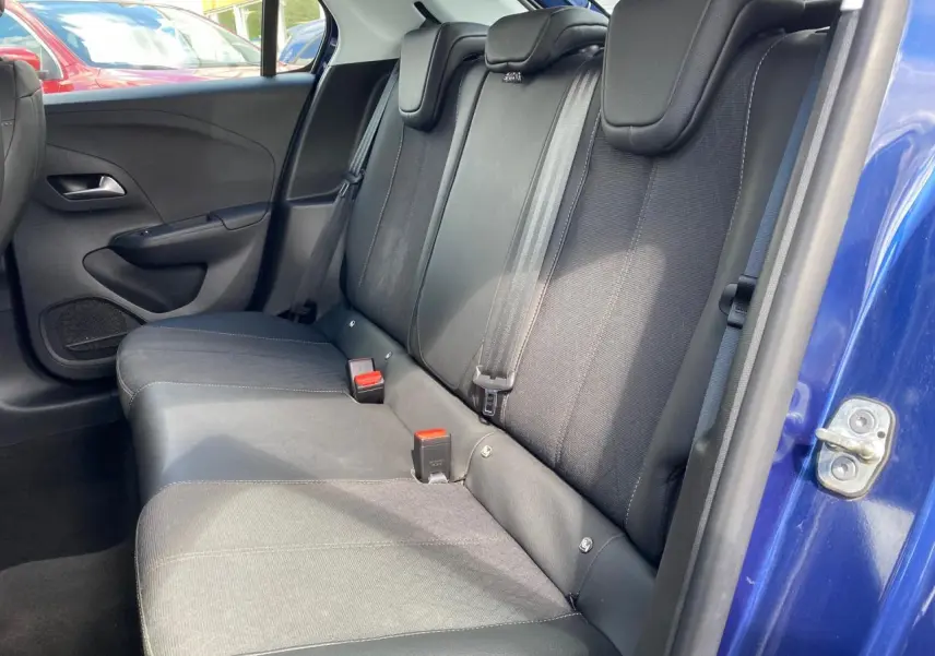 Vue intérieure côté droit des sièges arrière noirs d'une Opel Corsa bleu nautique 2021 avec ceinture de sécurité visible.