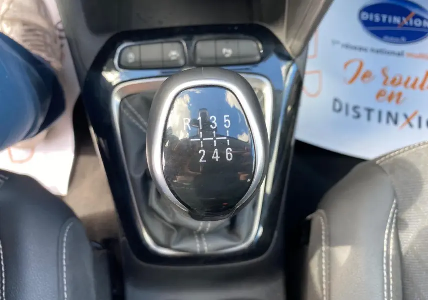 Le levier de vitesses manuel de l'Opel Corsa 1.2i Turbo 2021 vu de dessus, entouré de sellerie noire.