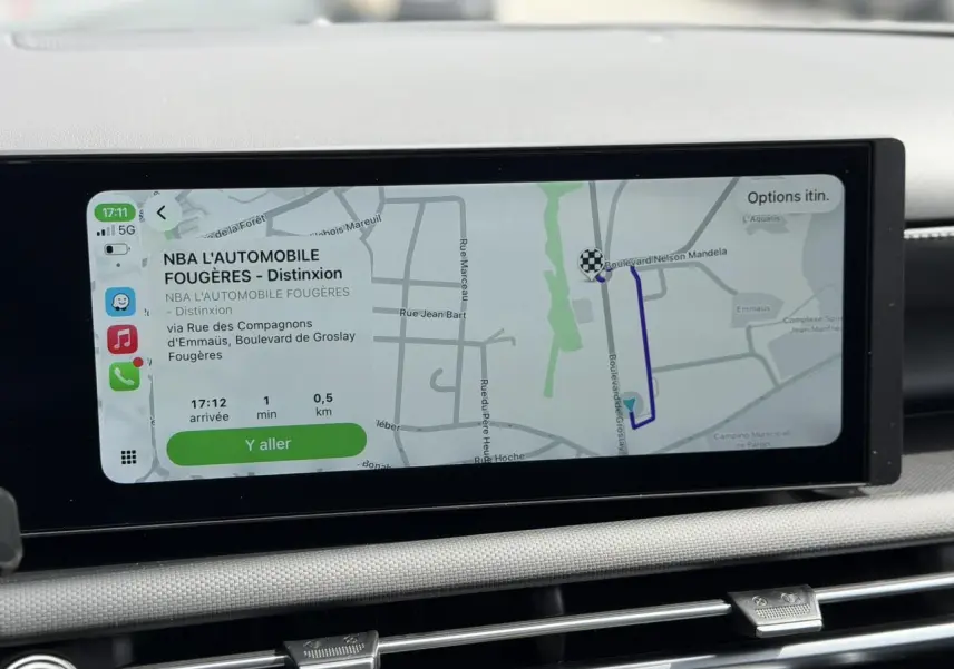 Écran tactile 12,3 pouces du système multimédia Hyundai Tucson 2026 affichant une navigation GPS en intérieur.