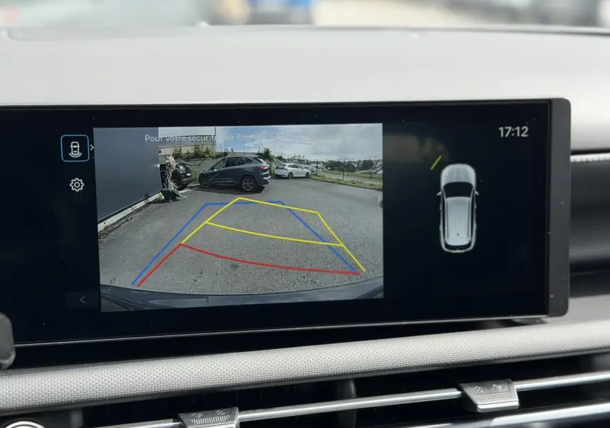 Vue écran multimédia montrant la caméra de recul du Hyundai Tucson Ecotronic Gray avec lignes de guidage colorées.