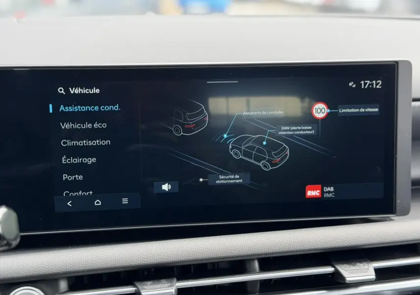 Écran tactile intérieur du Hyundai Tucson 2026 affichant les aides à la conduite et la limitation de vitesse à 100 km/h.