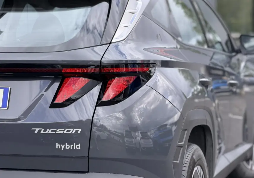 Vue arrière droite du Hyundai Tucson 2026 Ecotronic Gray avec feux arrière LED et logo hybrid visible.