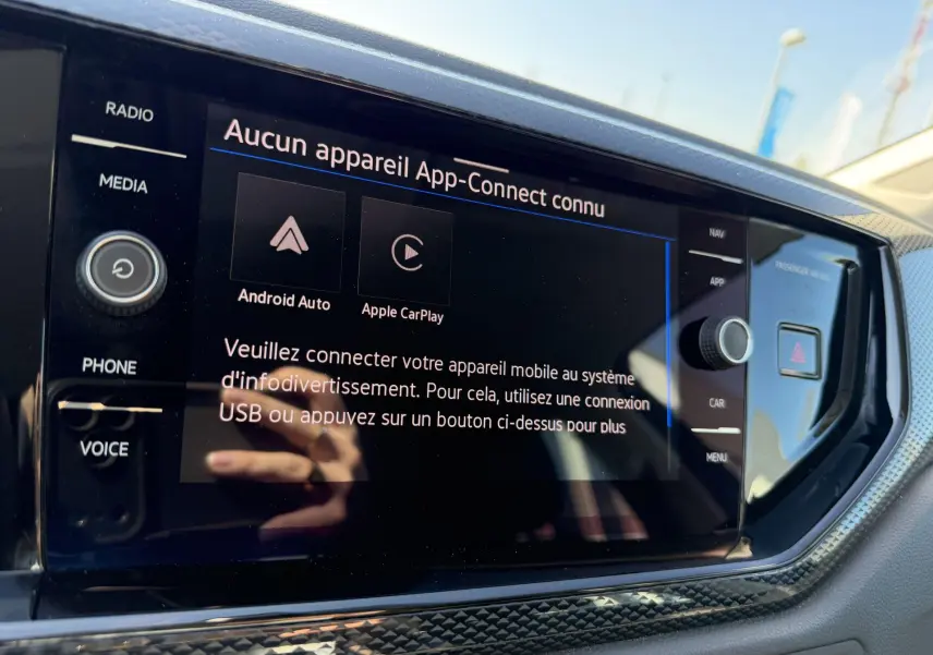 Gros plan sur l'écran tactile central du Volkswagen Taigo bleu, affichant le menu App-Connect sans appareil connecté.