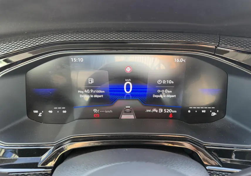 Vue rapprochée du combiné d'instruments digital du Volkswagen Taigo 2025 affichant vitesse, autonomie et alertes.