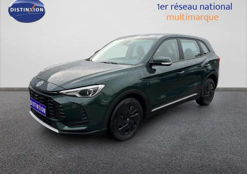 MG ZS 1.5 L Hybrid+ vert foncé en vue 3/4 avant droit, avec jantes noires et calandre imposante.