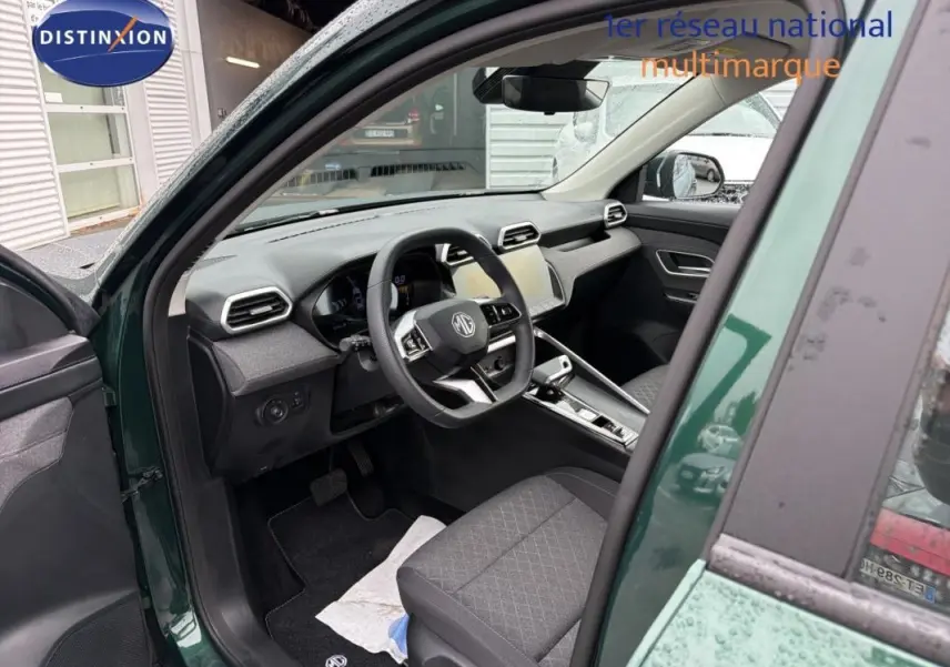Vue intérieure côté conducteur du MG ZS 1.5 L Hybrid+ 2026 vert foncé, montrant le tableau de bord et le volant multifonction.
