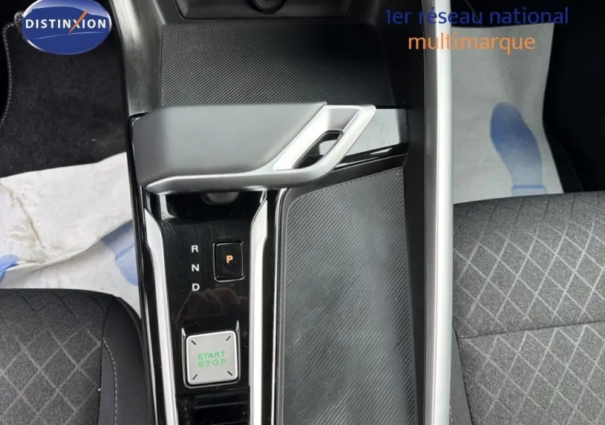 Vue rapprochée de la console centrale du MG ZS 2026, montrant la boîte auto et le bouton start/stop.