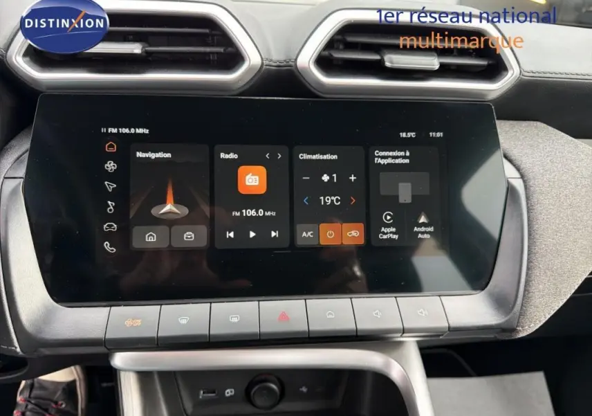 Vue rapprochée de l’écran tactile central du MG MOTOR ZS 2026, affichant navigation, radio et climatisation.