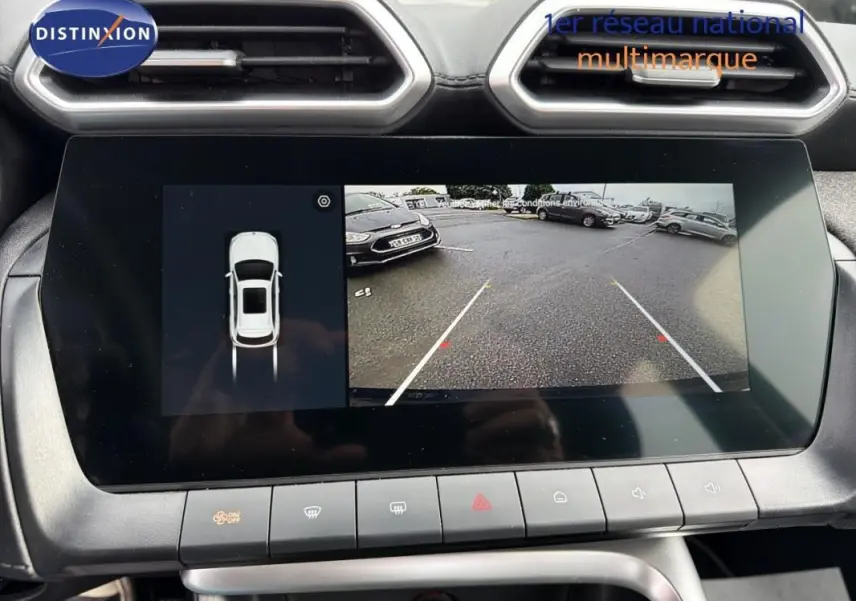 Écran central du MG ZS 2026 montrant la caméra de recul et l'affichage 360° dans un intérieur moderne.