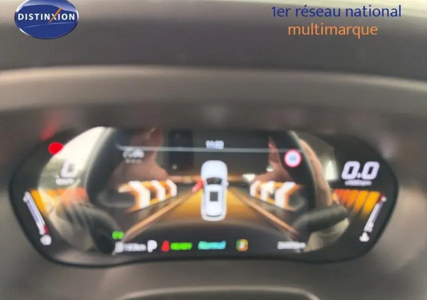 Tableau de bord numérique du MG ZS 1.5 L Hybrid+ 2026 affichant une vue virtuelle du véhicule en blanc sur fond sombre.