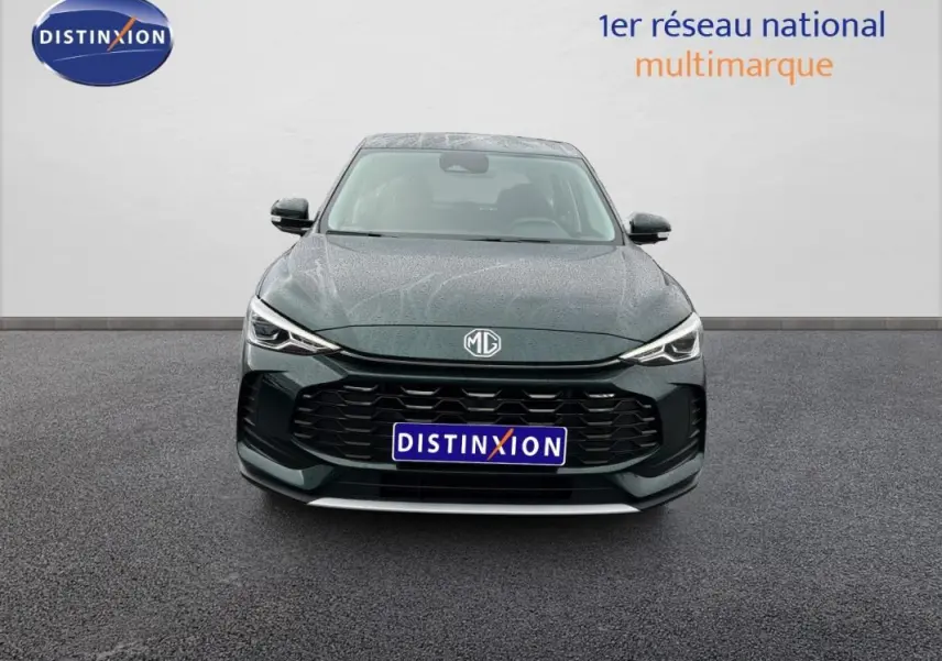 Vue frontale du MG ZS 1.5 L Hybrid+ 197 ch vert foncé avec calandre large et logo MG bien visible.