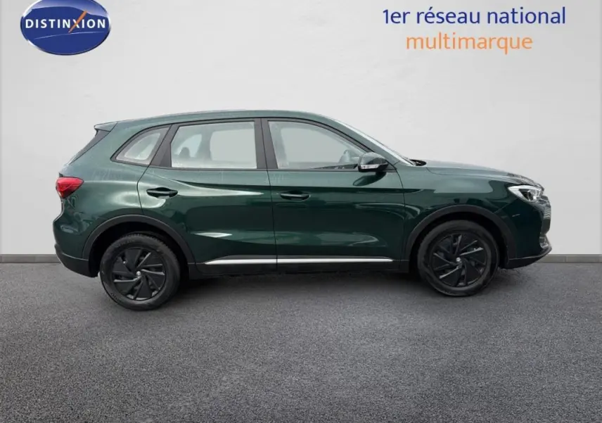 Vue de profil côté gauche du MG ZS 1.5 L Hybrid+ 197 ch 2026 en vert foncé avec jantes noires distinctives.