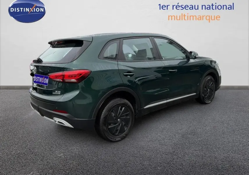 Vue 3/4 arrière droite du SUV MG ZS vert foncé hybride 2026 avec jantes noires et feux arrière LED distinctifs.