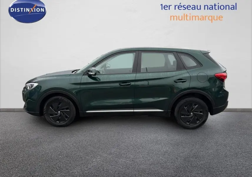 Vue de profil côté gauche du MG ZS 1.5 L Hybrid+ 2026 en vert foncé avec jantes noires et lignes épurées.