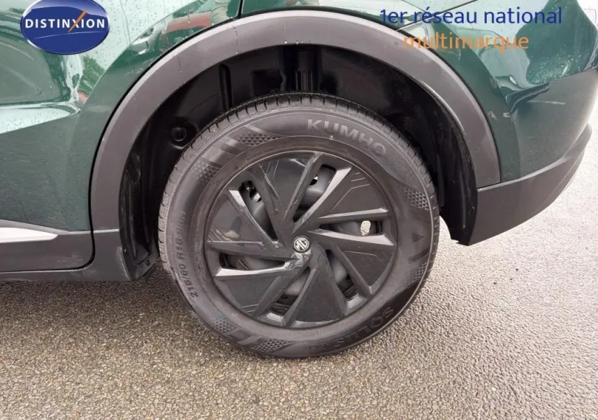 Gros plan sur la roue avant droite du MG ZS vert foncé 2026 avec jante noire au design moderne.