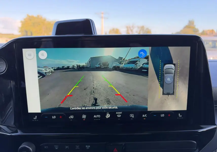 Écran tactile intérieur montrant la caméra 360° et vue arrière du Ford Transit Fourgon noir en marche arrière.