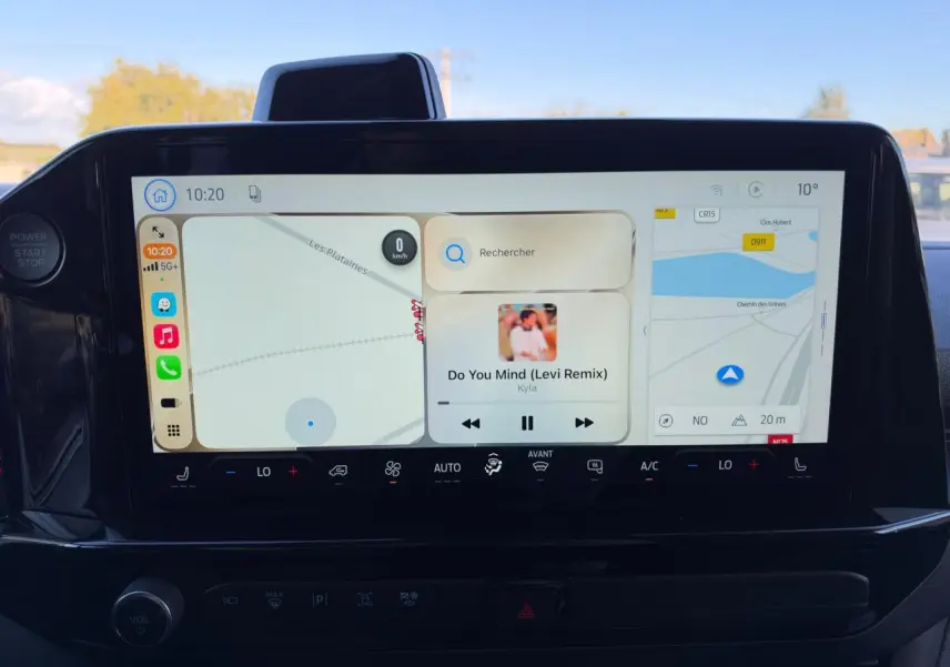 Écran tactile central du Ford Transit Custom 2026 affichant navigation, musique et commandes climatisation.