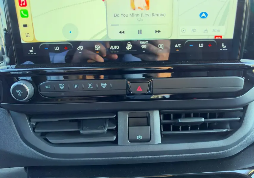 Gros plan sur la console centrale du Ford Transit Fourgon noir, avec écran tactile et commandes climatisation.