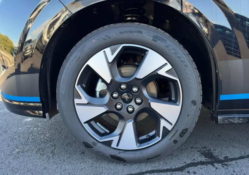 Gros plan sur la jante alliage sport 5 branches bi-ton du côté gauche du Ford Transit Fourgon noir.