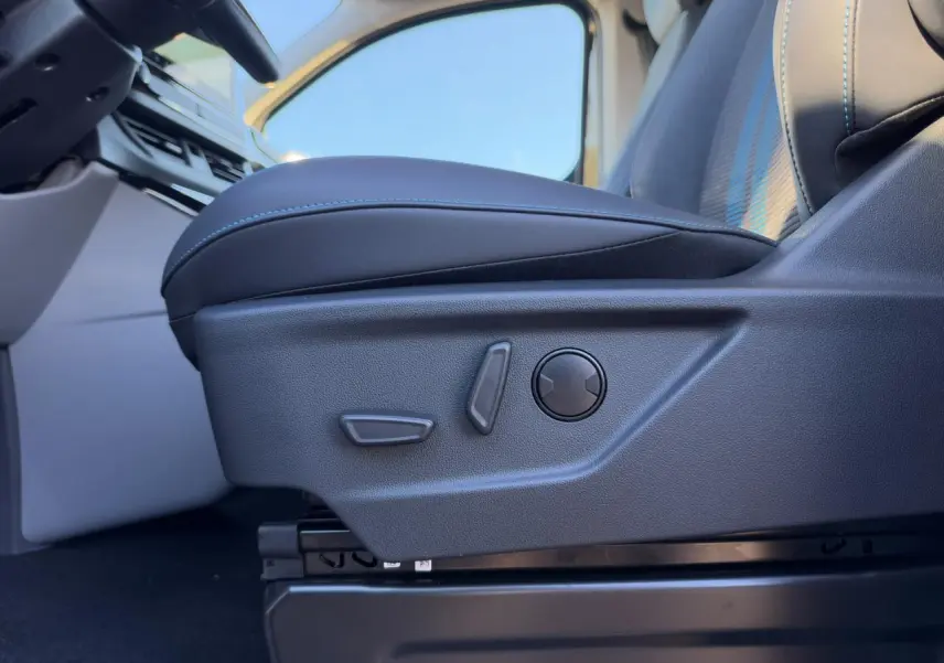 Détail du siège conducteur noir avec réglages électriques dans l'habitacle du Ford Transit Fourgon 2026.