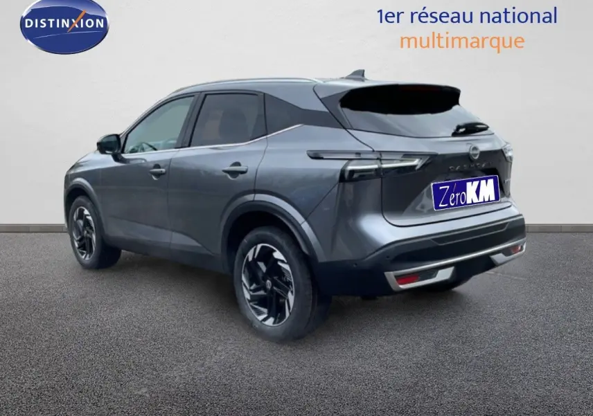 Nissan Qashqai 1.5 E-POWER gris squale métal, vue 3/4 arrière côté gauche avec jantes noires distinctives.