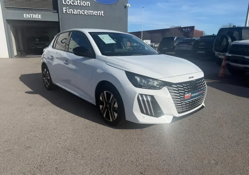 Peugeot 208 Hybrid blanc vue 3/4 avant droit, avec calandre distinctive et jantes au design moderne.