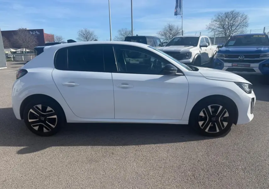 Peugeot 208 Hybrid blanc vue de profil côté gauche, avec jantes noires et détails modernes 2024.