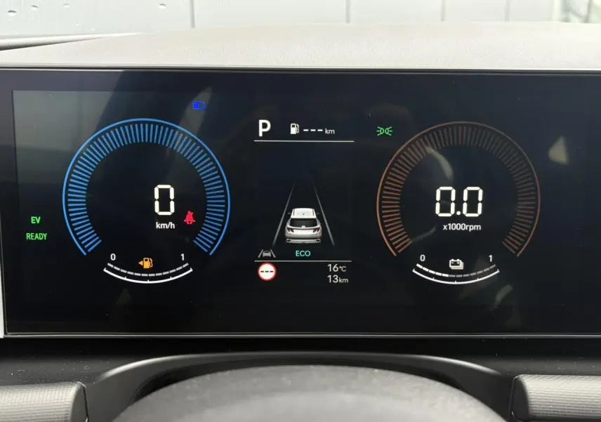 Affichage numérique du tableau de bord du Hyundai Tucson 2026 montrant vitesse, régime moteur et mode éco en vue frontale.