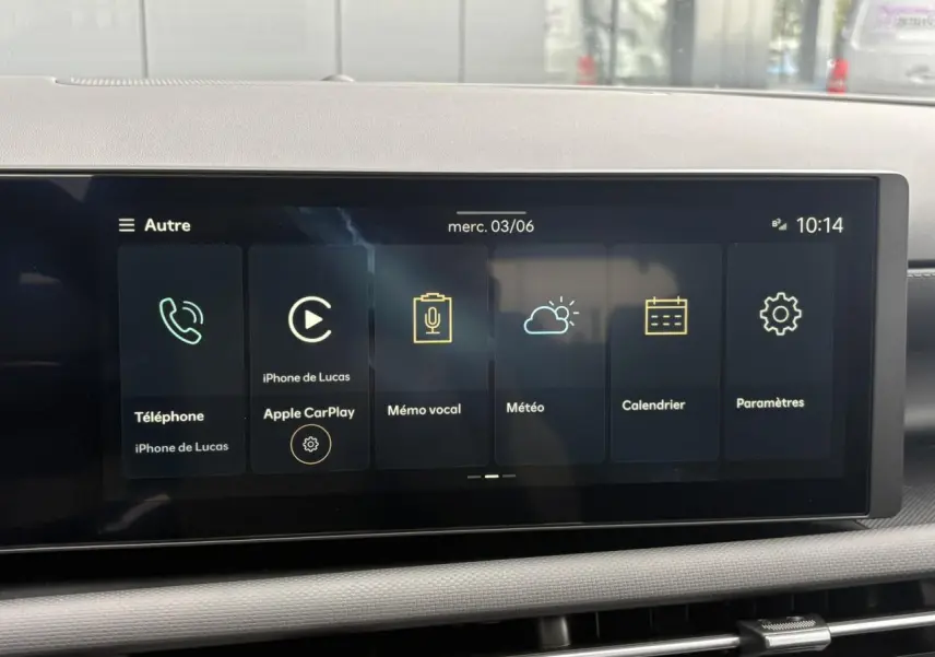 Écran tactile multimédia du Hyundai Tucson 2026 affichant Apple CarPlay et diverses applications, vue de face intérieure.