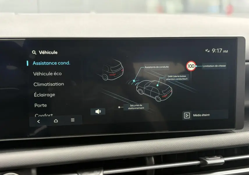 Écran tactile intérieur du Hyundai Tucson 2026 affichant les aides à la conduite et limitation de vitesse à 100 km/h.