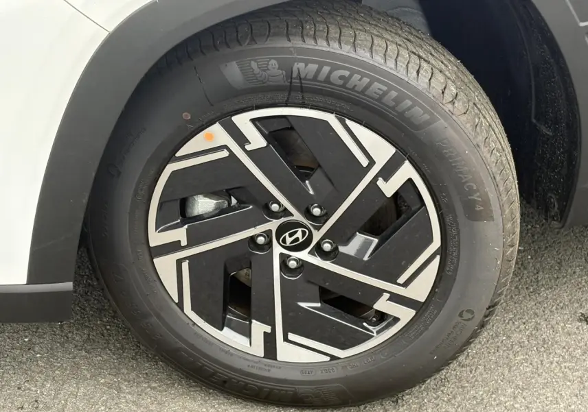 Gros plan sur la jante alliage 17'' noire et argentée du Hyundai Tucson Serenity White, côté avant droit.