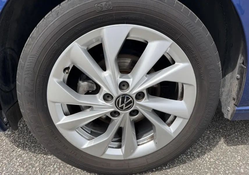 Gros plan sur la jante alliage 16'' Palermo argentée de la Volkswagen Polo bleue, avec pneu Goodyear visible.