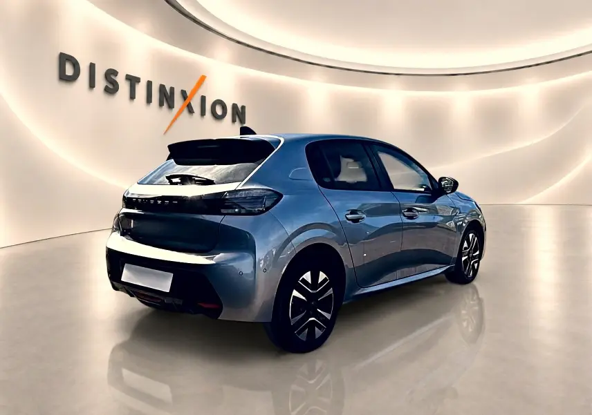 Peugeot 208 gris artense vue 3/4 arrière droit dans un showroom avec jantes alu et feux arrière LED noirs.