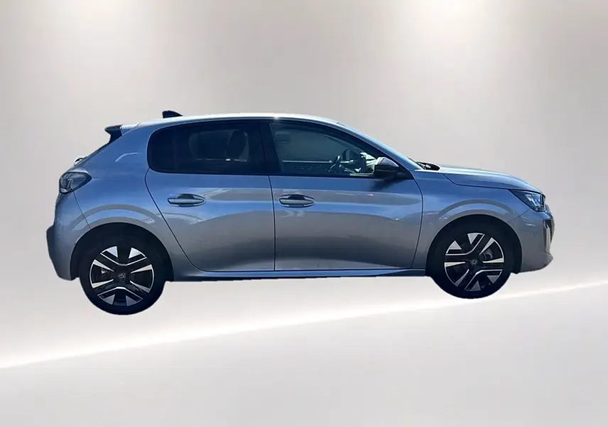 Profil droit d'une Peugeot 208 1.2 100 Allure gris Artense avec jantes alliage et vitres teintées.