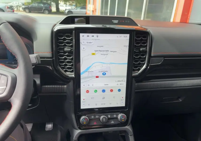 Vue intérieure centrée sur l'écran tactile vertical du tableau de bord du Ford Ranger gris carbone 2026.