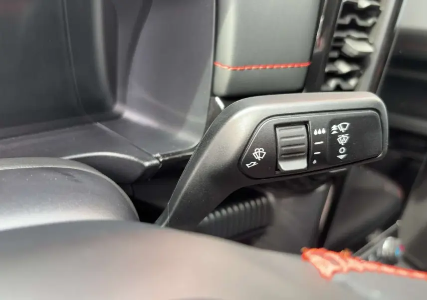 Gros plan sur la manette de commande des essuie-glaces dans l’habitacle du Ford Ranger gris carbone 2026.