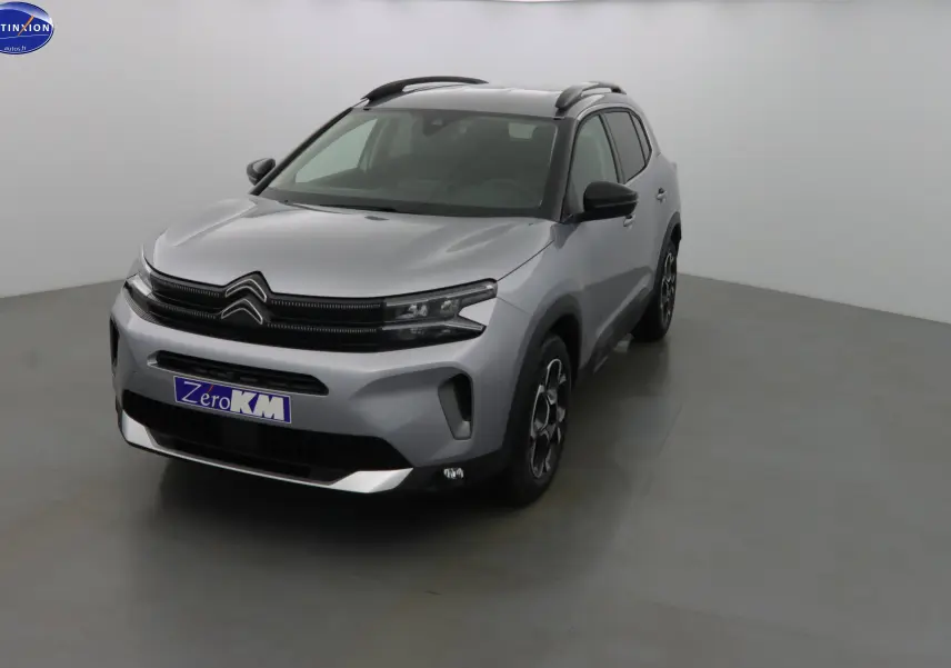 Citroën C5 Aircross gris Artense métal en 3/4 avant droit avec toit noir et jantes bi-ton visibles.